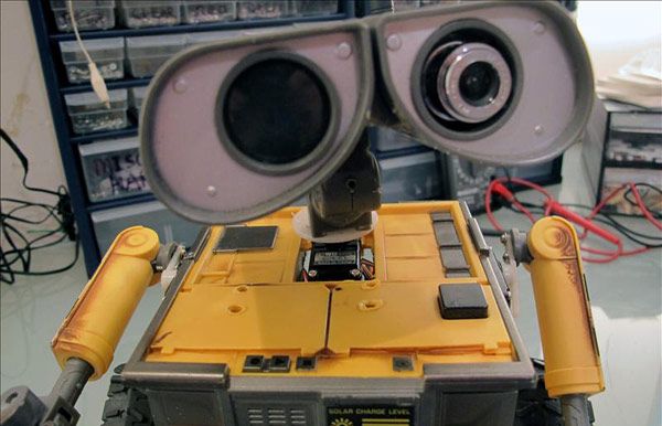 VIDEO Wall-E, robotul care danseaza si urmareste mingea