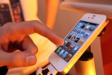 De astazi, operatorii de telefonie mobila vand iPhone 4S. Vezi preturile