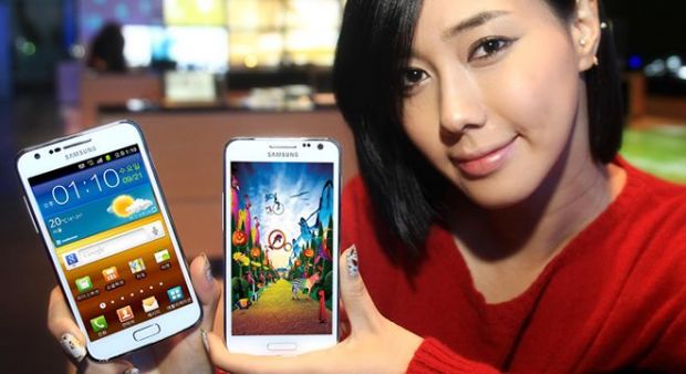 Samsung a lansat Galaxy S II HD LTE White cu ecran mare de 4,65 inch si procesor dual-core de 1,5 GHz
