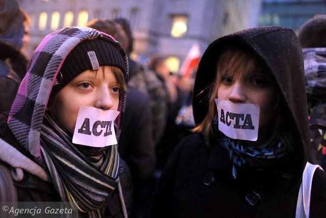 Romanii ies in strada impotriva ACTA, tratatului care urmareste distrugerea torrentelor