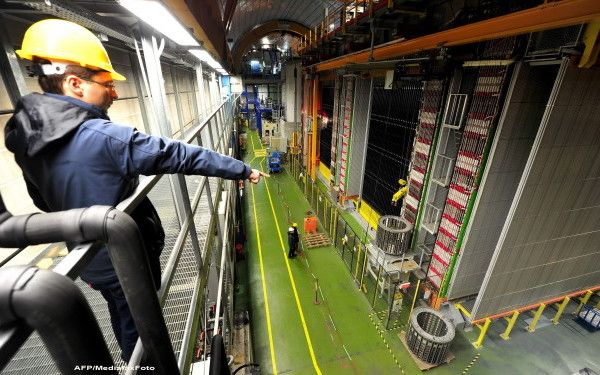 Teoria lui Einstein rezita. Un cablu stricat de la CERN a generat rezultate gresite