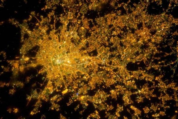 Imagini ametitoare din spatiu: astea sunt locurile de pe pamant unde nu e niciodata noapte!