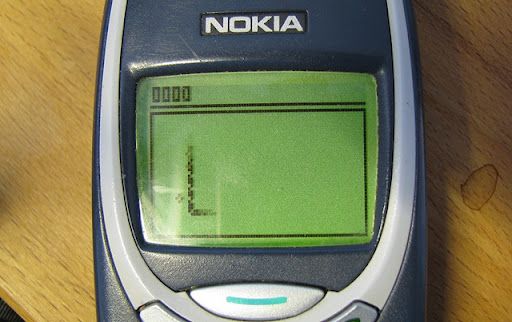 Mai stii SNAKE, jocul de pe primele telefoane mobile? Joaca-l aici