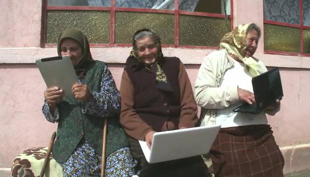 VIRAL E sofisticata, ma! . Baba high tech, care isi pierde timpul pe chat si striga Jos, ACTA