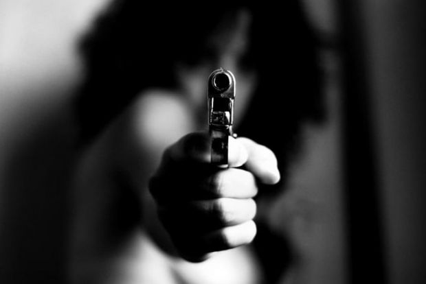 O greseala facuta pe Facebook i-a adus unei adolescente hotii in casa