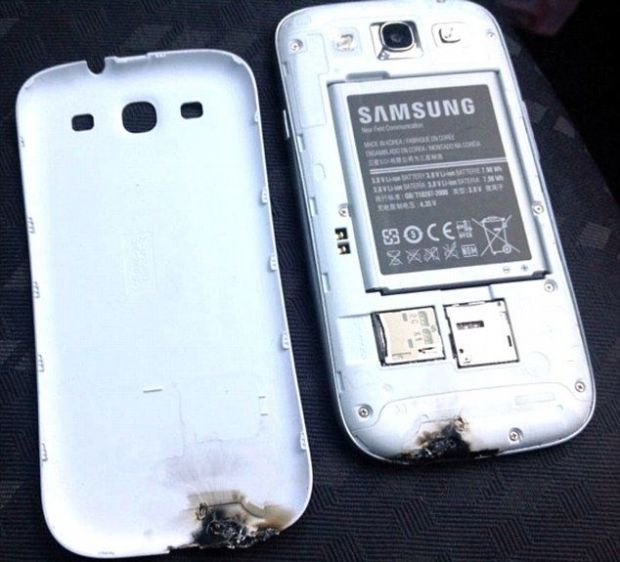 FOTO SOCANT: Un Samsung Galaxy S III a luat foc din senin. Compania, mirata