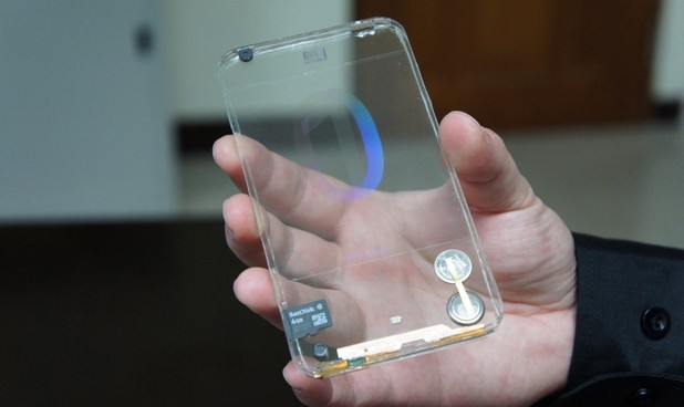 VIDEO Smartphone-ul transparent, la un pas de realitate