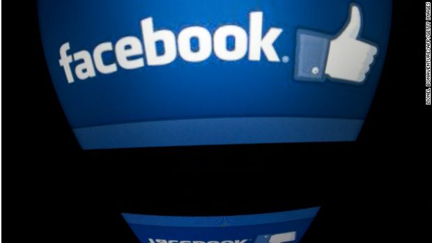 Te enerveaza schimbarile la Facebook? Iata ce au facut cativa americani VIRAL