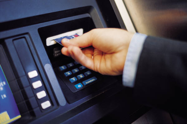 Un hacker din puscarie a inventat sistemul care face imposibila fraudarea bancomatelor