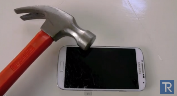Samsung Galaxy S4 in cel mai dur test posibil! Telefonul, trantit pe jos, lovit cu ciocanul si bagat in apa VIDEO