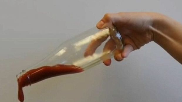 Te-ai saturat sa scuturi sticla de ketchup? Oamenii de stiinta au descoperit secretul sosului care iese mai usor din sticla