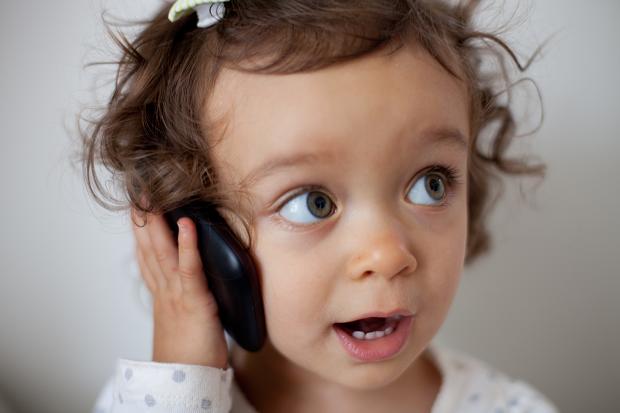 I-a lasat copilului de un an un smartphone pentru cateva minute. Ce s-a intamplat, intrece orice imaginatie