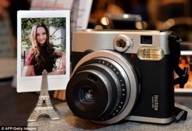 Polaroid renaste: Fujifilm resusciteaza celebrul aparat de fotografiat din septembrie