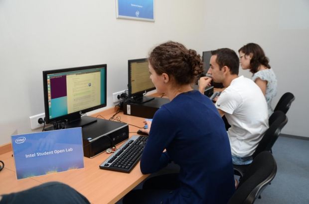 Tinerii studenti romani pot primi una din cele 10 burse Intel