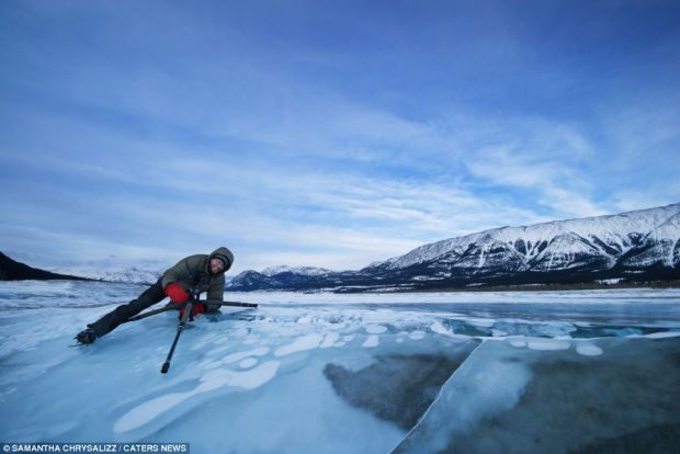 Frumusetea toxicitatii: bulele de metan prinse in gheata unui lac din Canada. GALERIE FOTO