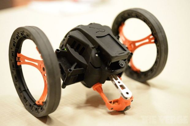 Dronele au invadat CES 2014. Jucarii zburatoare, controlate de telefon sau tableta, capteaza imagini. VIDEO