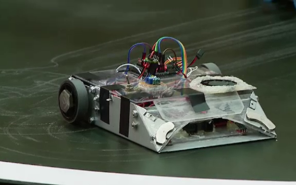 Superconcurs cu roboti sumo la Cluj-Napoca. Fiecare costa catea mii de euro