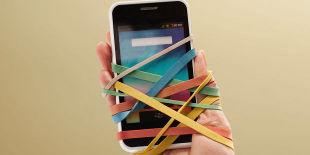 Suntem dependenti de telefon. Cati oameni se simt stresati atunci cand nu mai au baterie