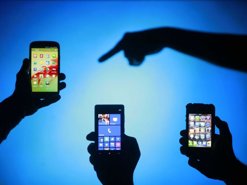 Telefonul tau ar putea sa le spuna tuturor unde te afli. Cum opresti asta