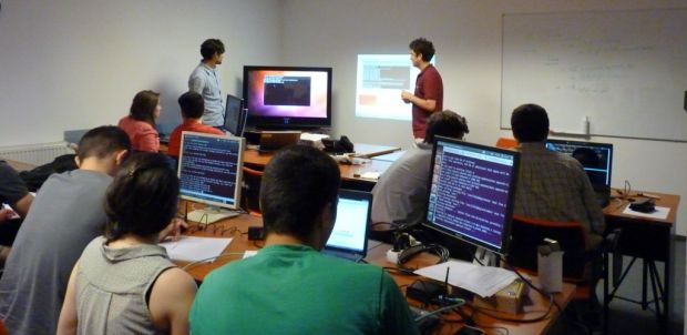 Studentii aflati in ultimii ani de facultate s-au intrecut la Linux Embedded Challenge