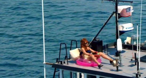 Rihanna a fost desemnata cel mai de succes artist din istorie in ziua in care a lansat un videoclip controversat
