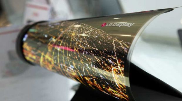 LG prezinta ecranul de 18 inch care se indoaie ca o foaie de ziar