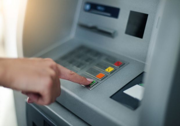 Politistii au arestat 8 persoane care ar fi furat bani din bancomatele din Bucuresti, dar si din Europa