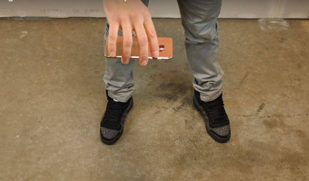 Galaxy S7 Edge vs iPhone 6S Plus, testul cel mai dur! Care telefon rezista mai bine cand e aruncat pe jos VIDEO