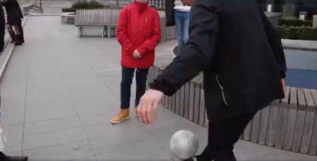 Real sau fake? Ce face acest pusti cand tine pe picior