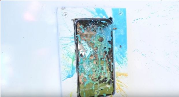 Au luat un iPhone 6s si au tras cu bile cu vopsea in el! Cum arata telefonul dupa ce l-a curatat