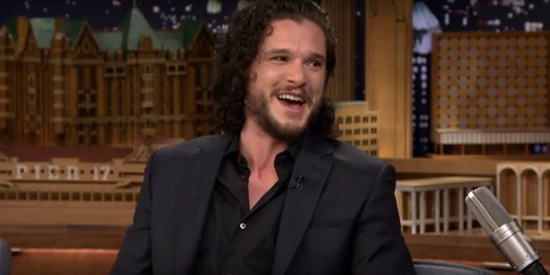 Cum i-a dezvaluit actorul Kit Harington unui politist soarta lui Jon Snow ca sa scape de amenda (spoiler alert!)