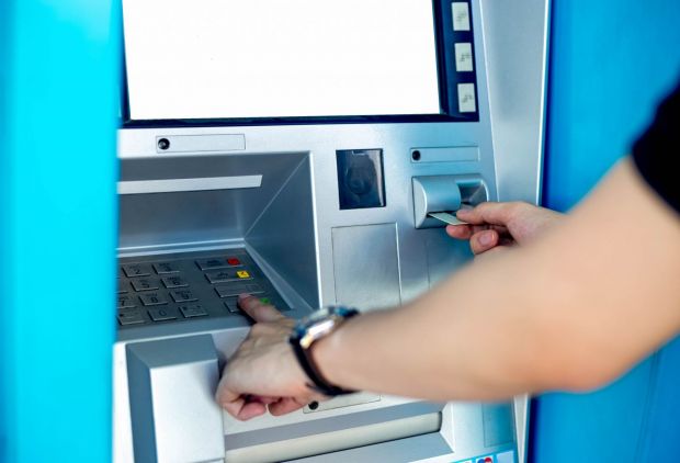 100 de hackeri au atacat simultan mai multe bancomate! Cate milioane de dolari au furat in doar 3 ore