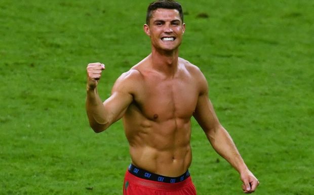 Catalanii nu se dezmint! O televiziune locala i-a scos in Photoshop patratelele lui Cristiano Ronaldo :))