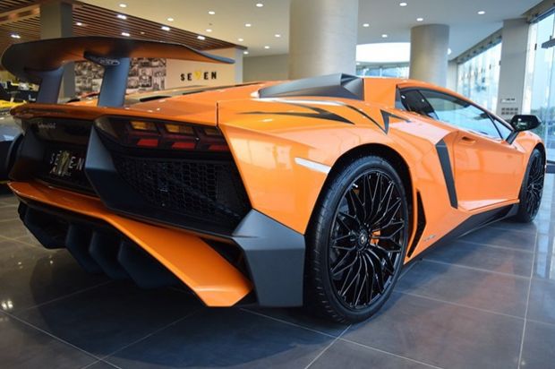 A incercat sa parcheze un Lamborghini Aventador, pentru sedinta foto. Ce-a urmat este incredibil