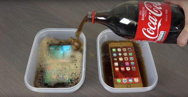 Experimentul pe care nu trebuie sa-l ratezi! A luat 2 telefoane de top si le-a pus in Cola apoi in congelator! La final a avut un soc
