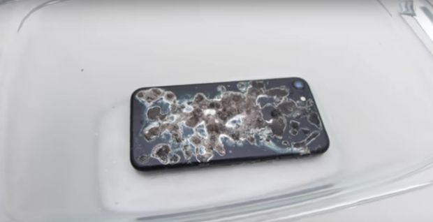 Au pus un iPhone 7 in cel mai puternic acid! Urmarea este incredibila! - VIDEO viral