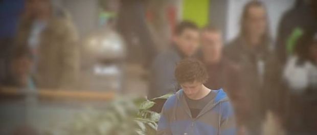 Un student la film a pacalit un hot sa-i fure telefonul si apoi l-a spionat saptamani intregi! Ce a descoperit la final
