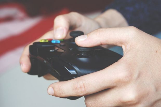 Se juca la o consola PlayStation 4 care s-a stricat brusc! Ce a gasit inauntru