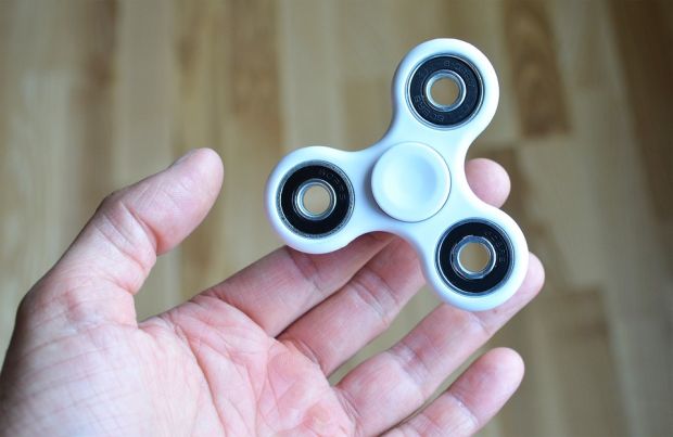 Cat de periculos este un fidget spinner? Unele modele contin o substanta toxica