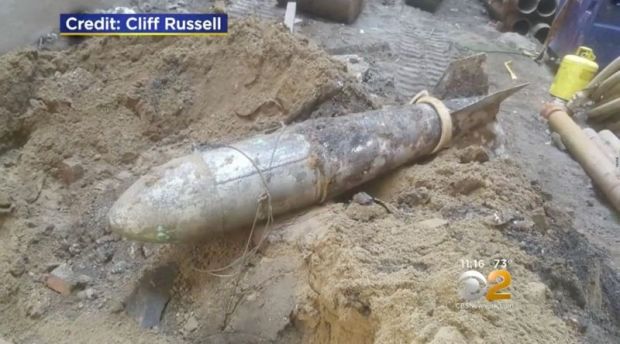 Credeau ca au gasit o bomba, dar era de fapt o capsula a timpului! Ce se afla in interior