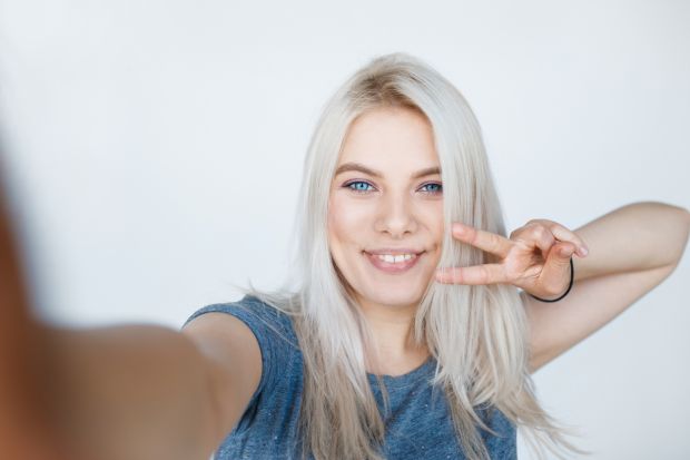 A vrut sa-si faca selfie intr-o galerie de arta! Ce-a urmat e un adevarat dezastru!