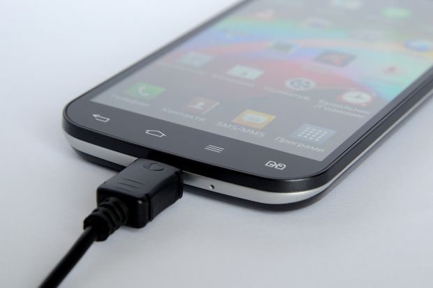 Inventie revolutionara! Iti vei putea incarca telefonul mobil in doar cateva secunde