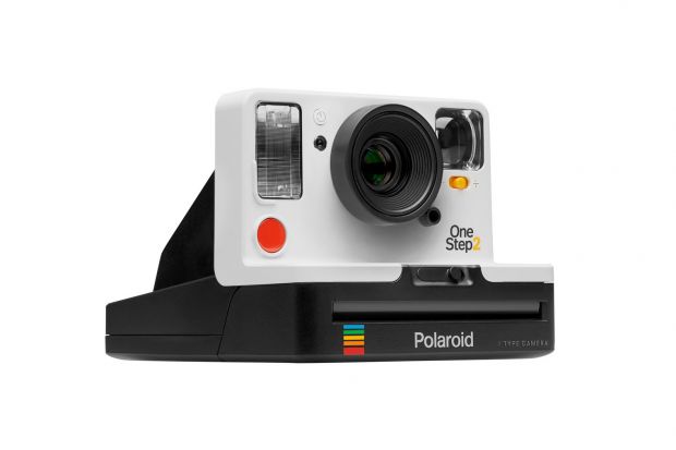 Dupa 10 ani, foto Polaroid revine piata! Cat costa camera analog care scoate poze instant | I LIKE IT