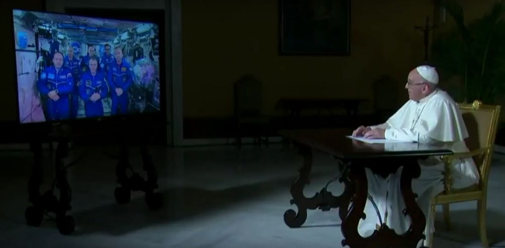 Moment inedit! Papa Francisc a discutat live cu astronautii de pe Statia Spatiala Internationala