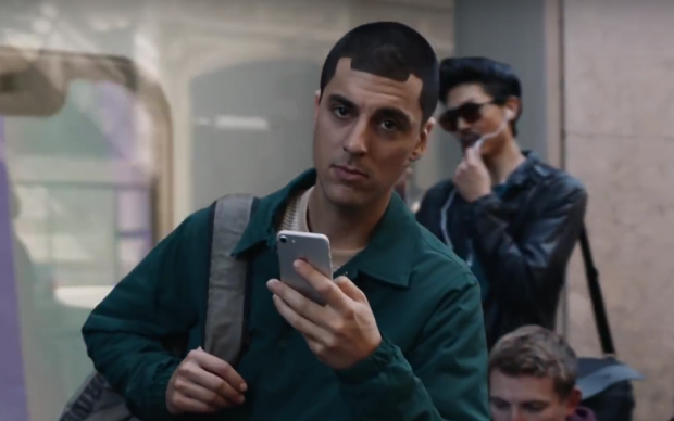 Lovitura sub centura pentru Apple! Cum ironizeaza Samsung lansarea iPhone X