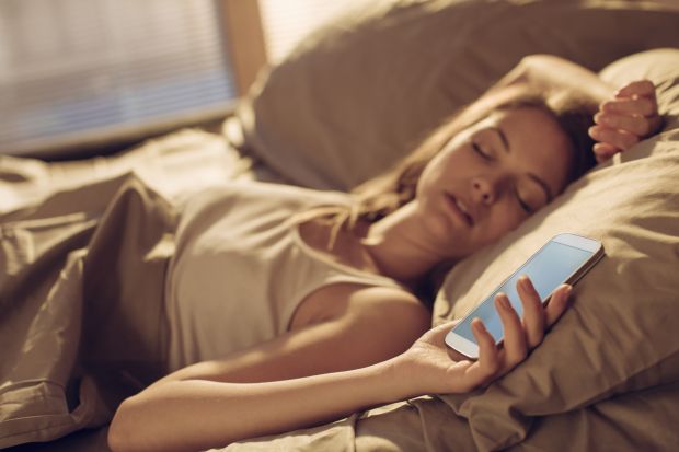 Ce patim daca dormim cu telefonul mobil langa noi? Medicii trag un semnal de alarma