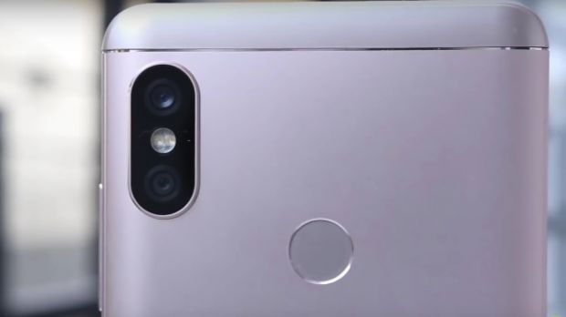 Inca un producator de telefoane copiaza iPhone X! Camera foto pare identica