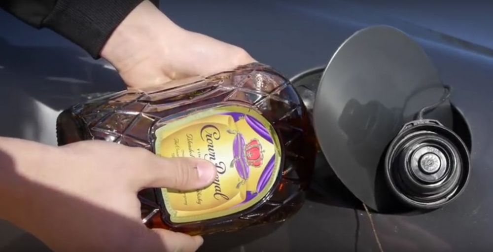 Experiment: ce se intampla daca umpli cu whisky rezervorul unei masini?