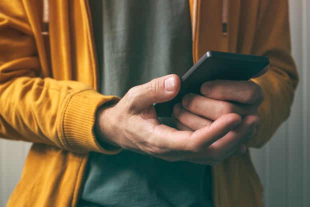 Politistii au vrut sa deblocheze telefonul unui suspect folosind degetele cadavrului sau