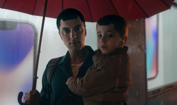 Samsung ironizeaza din nou Apple! Ce scene apar in noua reclama prin care promoveaza Galaxy S9